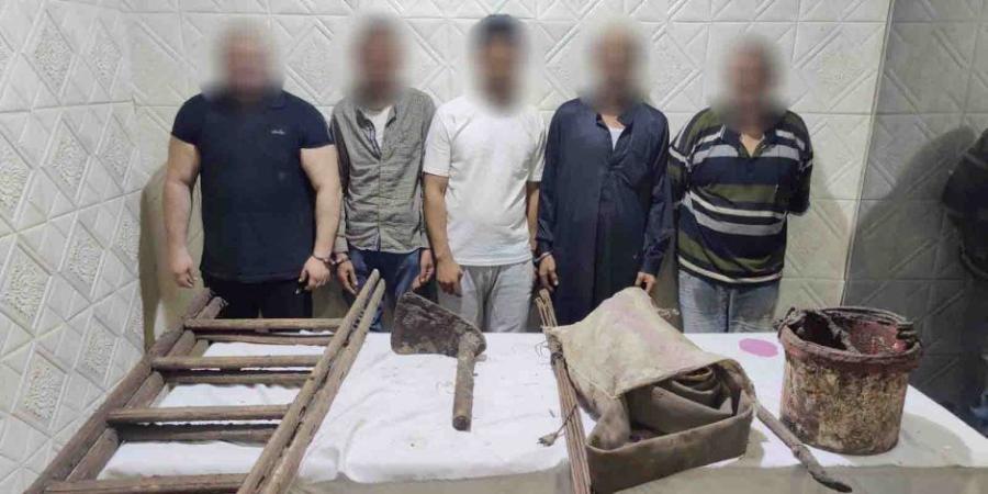 ضبط 5 أشخاص بالقاهرة لقيامهم بالتنقيب غير المشروع عن الآثار - بلس 48