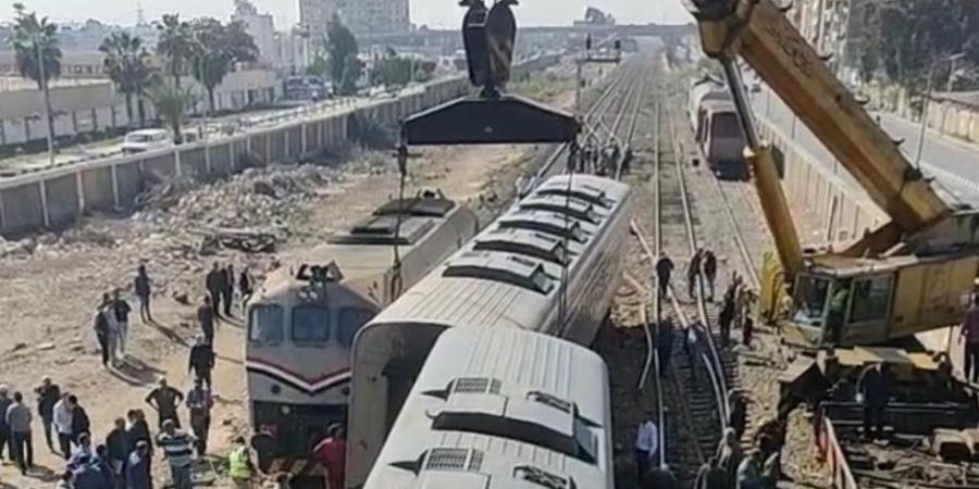 دون إصابات.. خروج قطار عن القضبان بعد الاصطدام برصيف محطة السنطة بالغربية - بلس 48