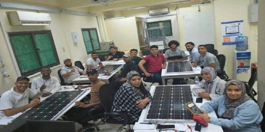 «مهنتك مستقبلك».. شباب أسوان يكتسبون مهارات الطاقة الشمسية والسياحة بدعم من وزارة العمل - بلس 48