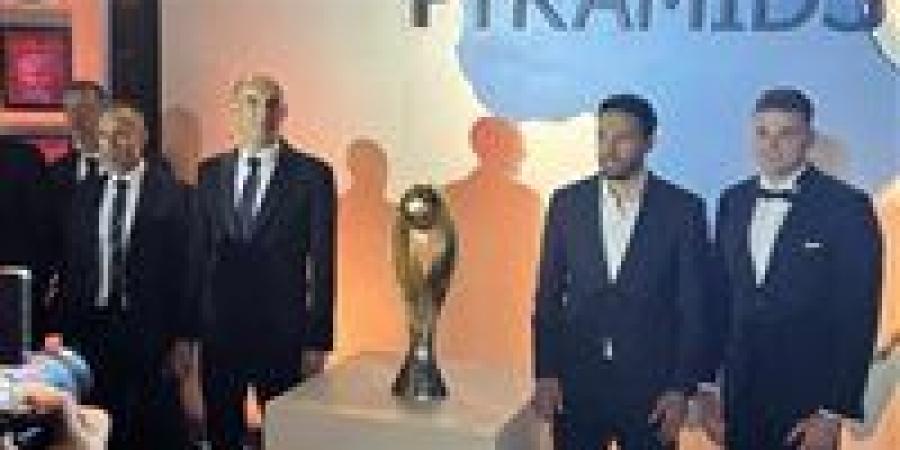 صور تذكارية مع كأس أفريقيا: وصول الجهاز الفني لبيراميدز إلى حفل النادي للاحتفال ببطولة أفريقيا - بلس 48
