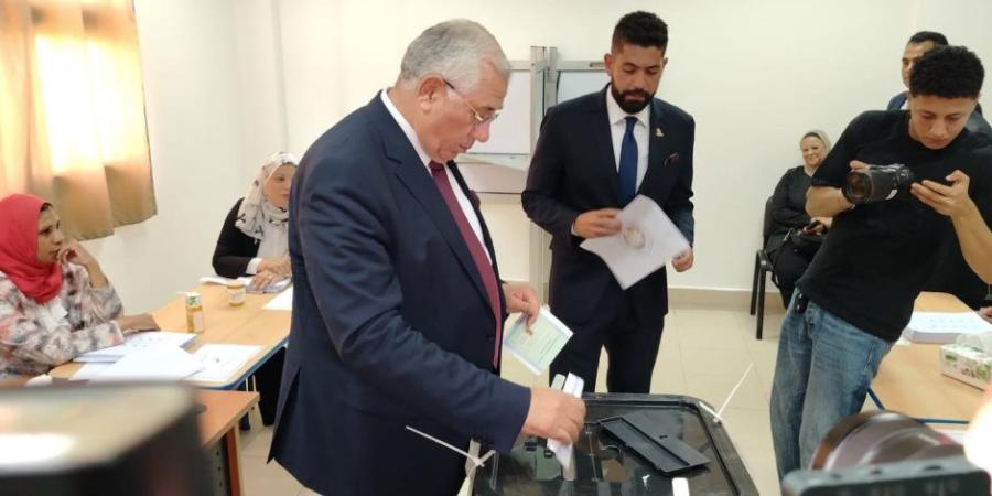 أمين عام حزب «الجبهة الوطنية» يدلي بصوته في انتخابات الشيوخ.. ويؤكد: صوتك خنجر في صدر الجماعات الإرهابية - بلس 48