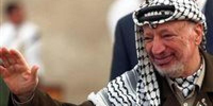 «عرفات الرمز الذي مات واقفًا».. حكاية زعيم حمل فلسطين على كتفيه وأبى أن يسقط إلا شامخًا - بلس 48