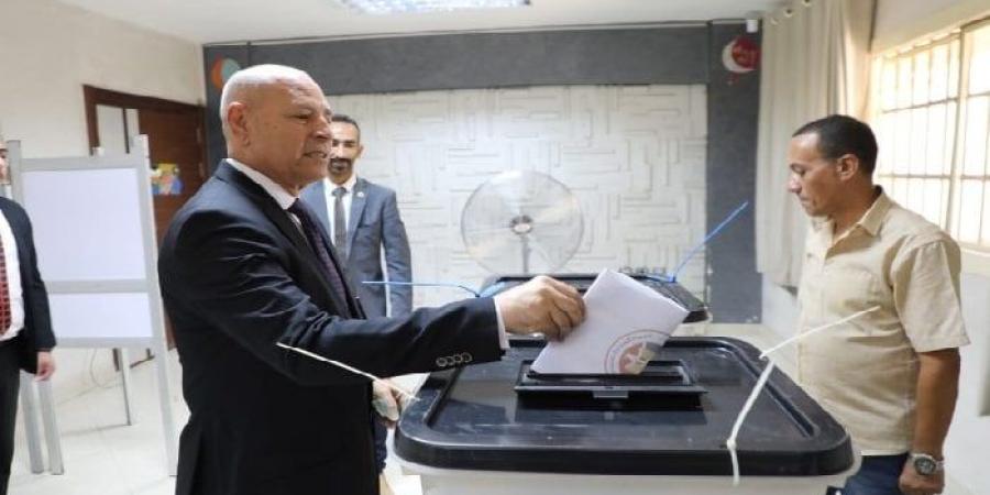 محافظ القاهرة يدلى بصوته في انتخابات الشيوخ بمدرسة الأورمان بالمعادي - بلس 48