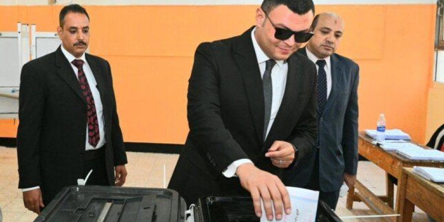 وزير الإسكان يدلي بصوته في انتخابات مجلس الشيوخ بالتجمع الخامس - بلس 48