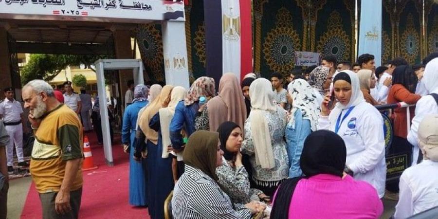 توافد على لجنة أحمد زويل الثانوية بدسوق في انتخابات الشيوخ - بلس 48