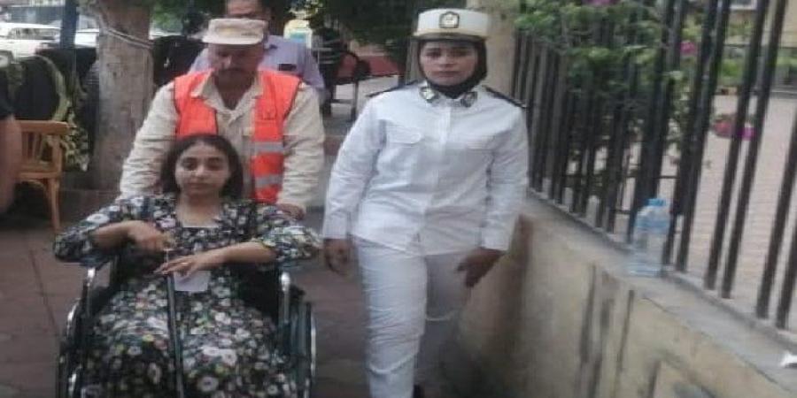 للادلاء بأصواتهم.. الشرطة النسائية تساعد ذوي الهمم للوصول للجانانتخاباتت الشيوخ بالبحيرة - بلس 48