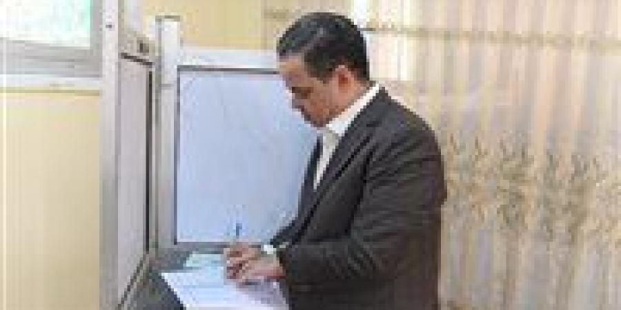 مع اللحظات الأولى لفتح باب التصويت.. النائب عصام هلال الأمين العام لمساعد مستقبل وطن يدلى بصوته - بلس 48