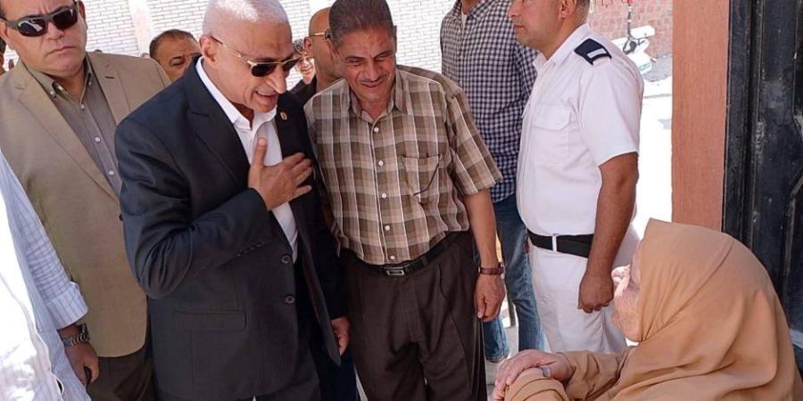 محافظ شمال سيناء يتفقد لجان انتخابات مجلس الشيوخ بالعريش.. ويوجه لتسهيل وصول الناخبين لصناديق الاقتراع (صور) - بلس 48