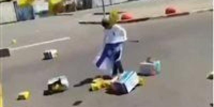 المفسدون في الأرض.. أطفال إسرائيليين يعبثون بالمساعدات الموجهة لغزة - فيديو - بلس 48