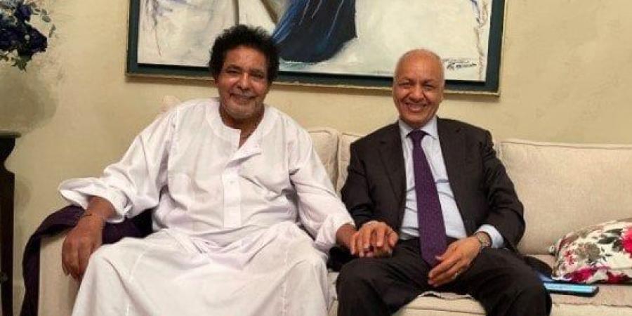 مصطفى بكري يطمئن جمهور الكينج: «محمد منير بخير وسيغادر المستشفى اليوم» - بلس 48