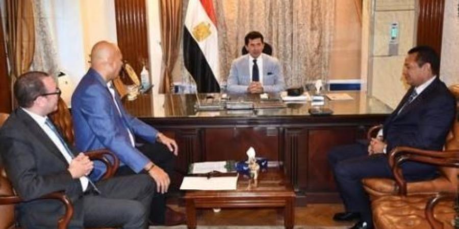 وزير الشباب والرياضة يستقبل القائم بأعمال رئيس نادى الاتحاد السكندري - بلس 48
