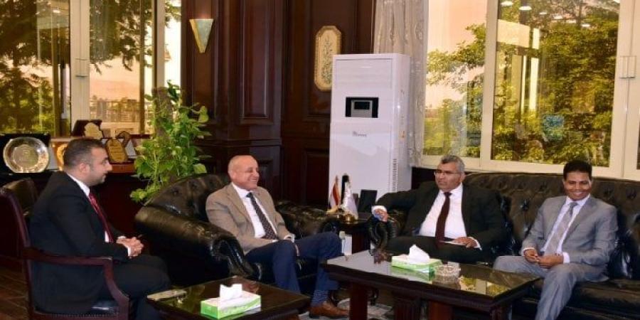 محافظ الأقصر يبحث مع وفد الصحة رفع كفاءة 5 مراكز طبية - بلس 48