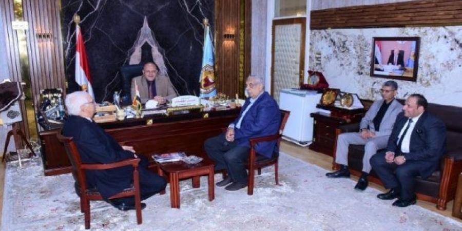 النعماني يستقبل لجنة الأعلى للجامعات لفحص أوراق المتقدمين لوظائف هيئة التدريس بطب سوهاج - بلس 48