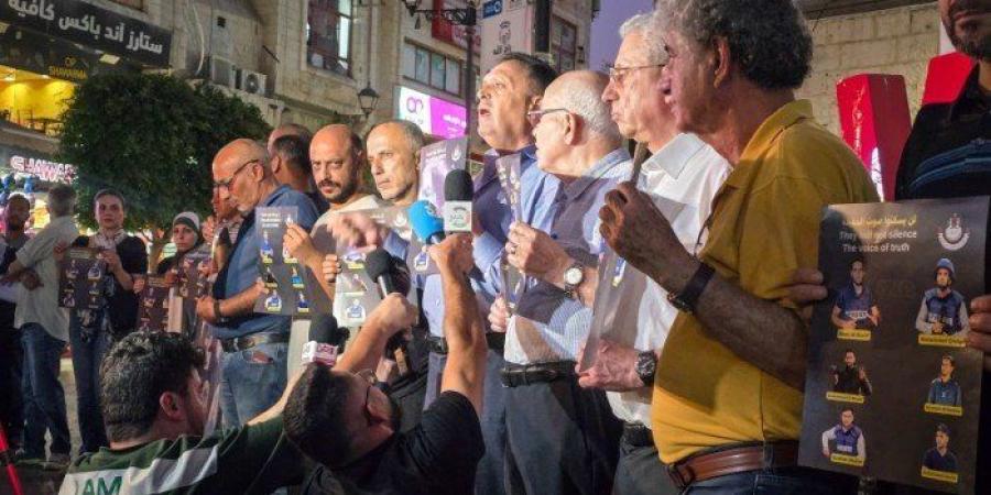 الصحفيين الفلسطينيين تنظم وقفة احتجاجية تنديدا باغتيال الاحتلال ستة صحفيين في غزة - بلس 48