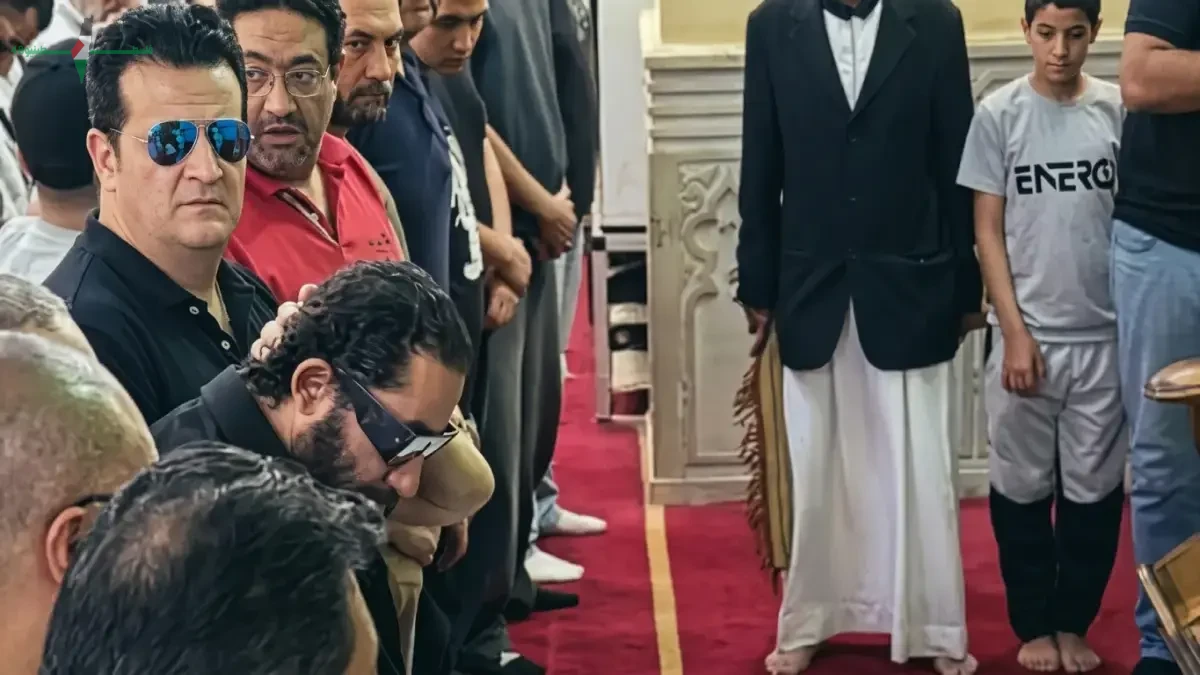 أشرف زكي يكشف حقيقة المذيع المثير للجدل الذي فرض نفسه في عزاء والد الفنان أحمد حلمي