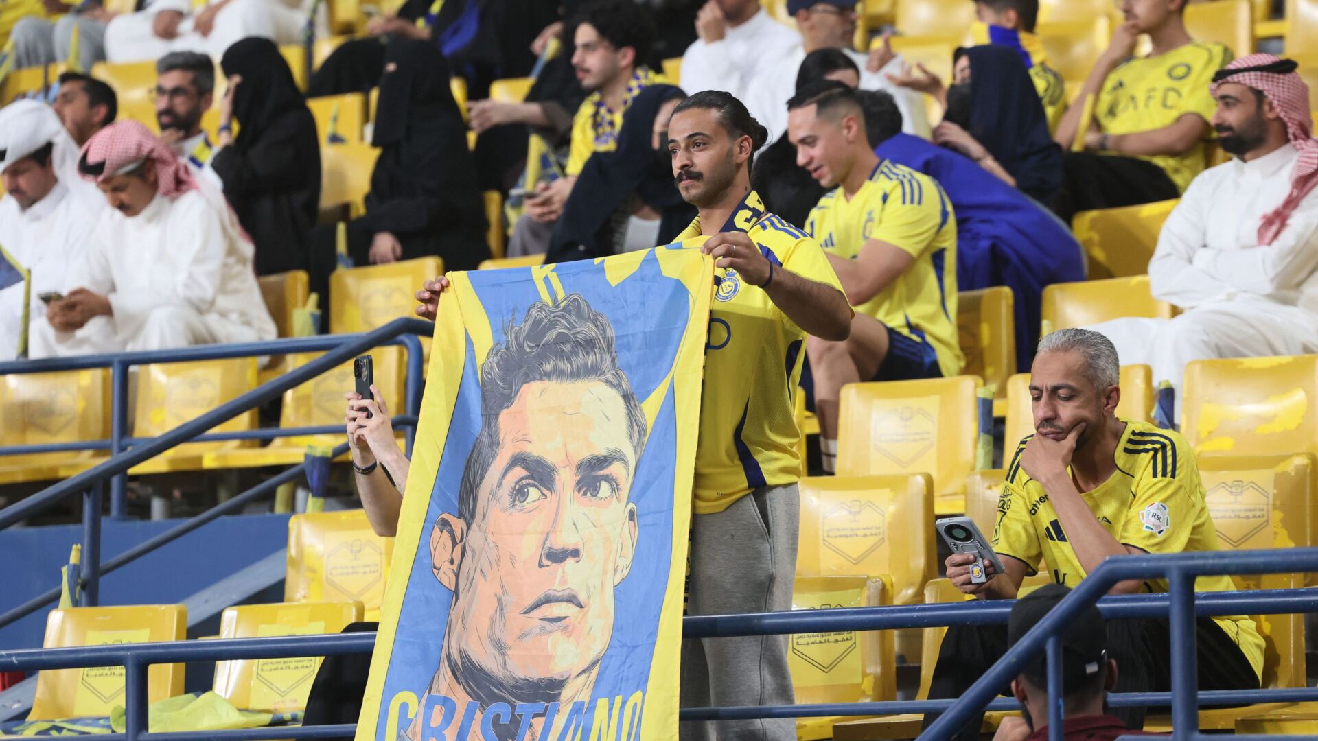 "أنتم مأجورون" .. بن هاربورج يوضح سبب اتهاماته لجماهير النصر بعد الهجوم عليه والرد: كذبتك شنيعة!