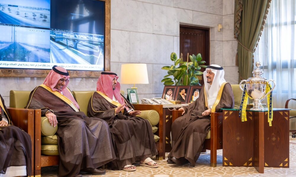 أمير الرياض يستقبل إدارة نادي النصر بعد التتويج بدوري روشن