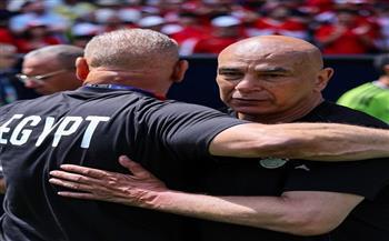 العرب في المونديال.. حسام حسن يعيد مشاهدة مباراة نيوزيلندا وإيران مع معاونيه