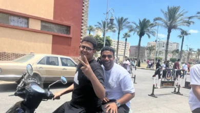 بعلامة النصر.. فرحة طلاب الثانوية العامة ببورسعيد لسهولة امتحان مادتي «التربية الوطنية والدينية»