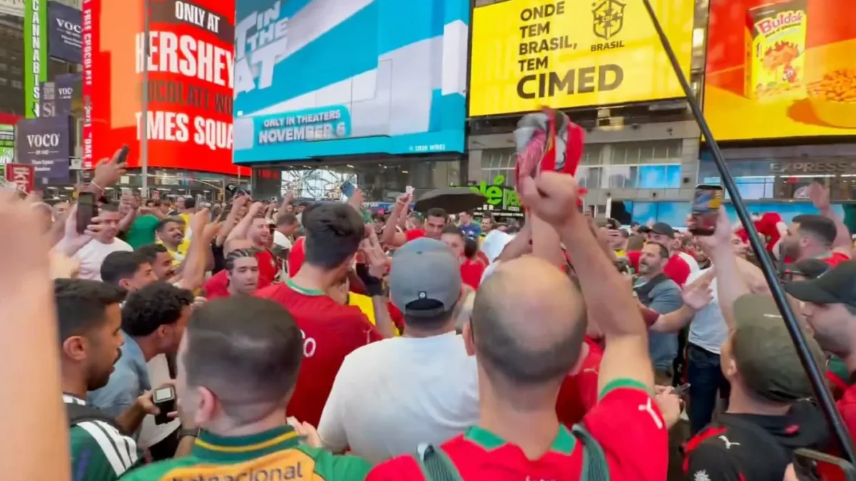 جمهور المغرب يشعل ساحة 'تايمز سكوير' قبل مواجهة البرازيل في كأس العالم 2026 (فيديو)
