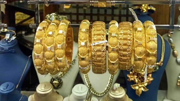 انهيار سعر الذهب اليوم.. عيار 21 يفقد 210 جنيهات والذهب العالمي يسجل أدنى مستوى