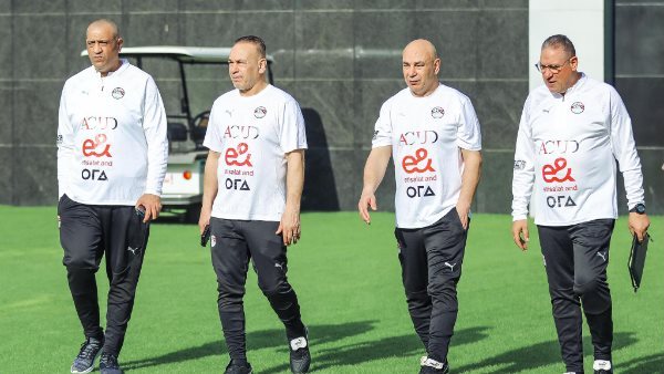 حسام حسن يراقب إيران ونيوزيلندا أثناء مواجهتهما في كأس العالم