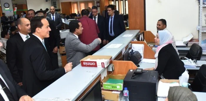 رئيس هيئة الاستثمار يتفقد مركز الخدمات في العاشر من رمضان لمتابعة معدلات الأداء