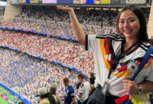 فتاة من هانوي تنفق 250 مليون دونغ فيتنامي لمشاهدة كأس العالم، وقد انبهرت بنظام التكييف الذي يغطي الملعب بأكمله.