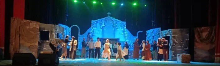 فرقة دمياط الجديدة تتألق في العرض المسرحي الآن يغنون ثانية