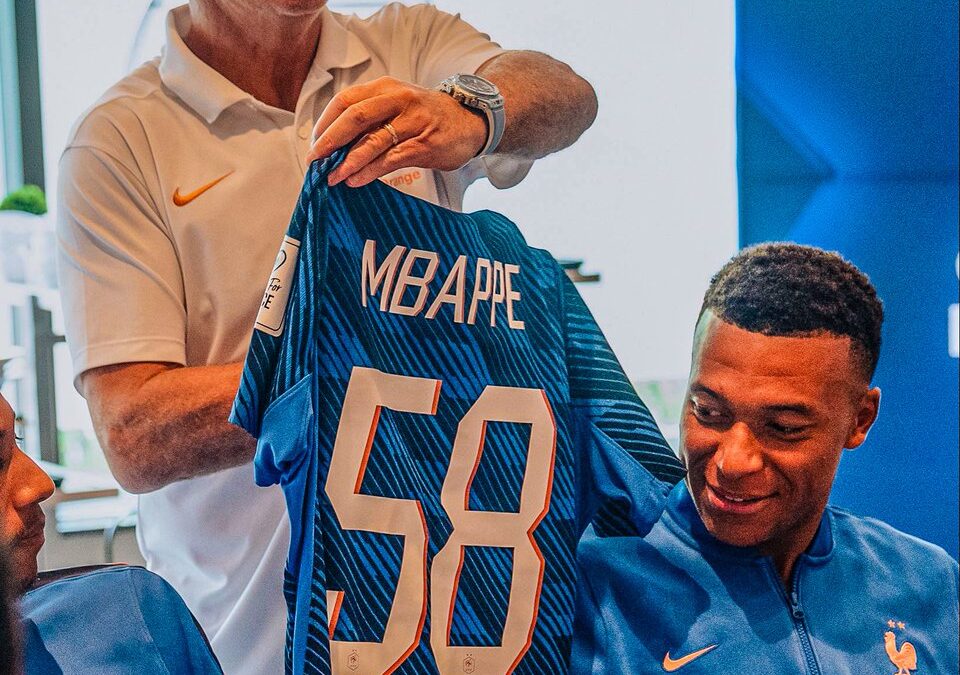 من ديشامب.. قميص تذكاري لمبابي