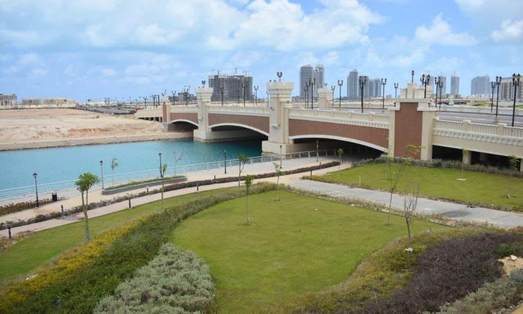 وزيرة الإسكان تتابع موقف تنفيذ أبراج مارينا العلمين والحي اللاتيني