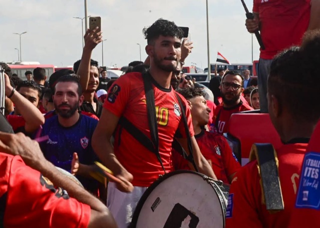 انتظارا لوصول المنتخب.. الجماهير المصرية تصنع أجواء احتفالية في مطار العلمين