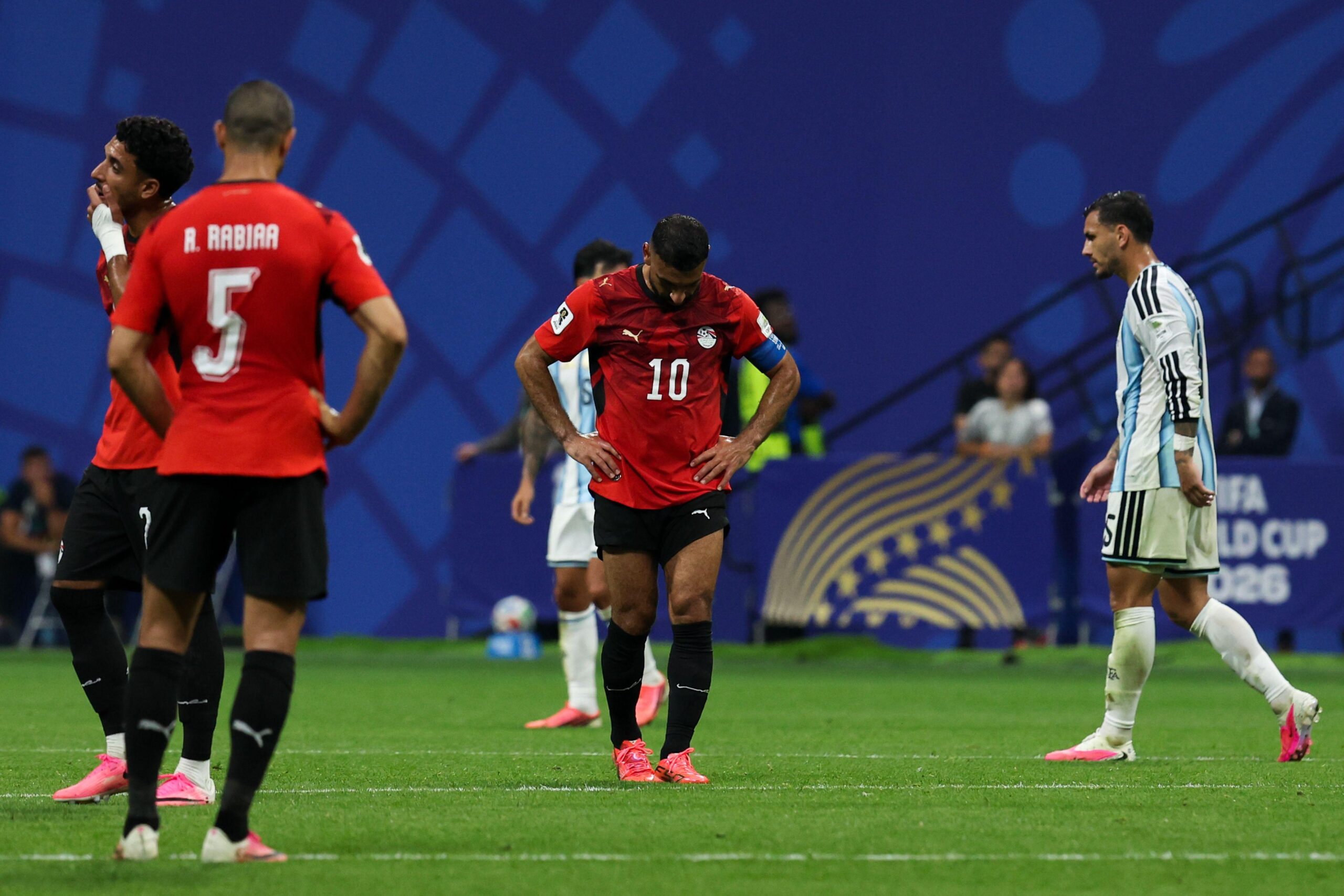 "فضيحة" أم "قرارات سليمة": جدل تحكيمي بعد خروج درامي لمصر من كأس العالم